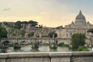 A Basílica de São Pedro, no Vaticano, vista ao fundo