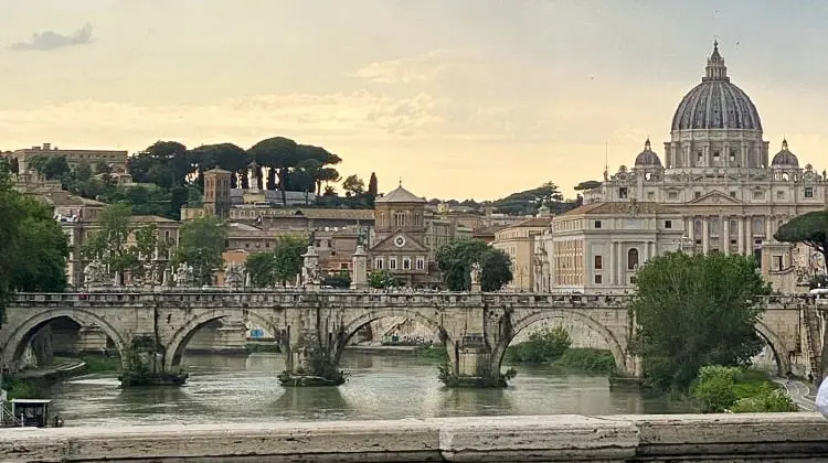 A Basílica de São Pedro, no Vaticano, vista ao fundo