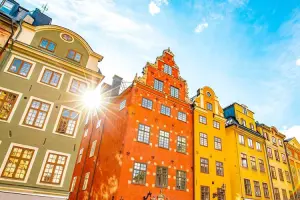 Fachada de prédios coloridas em Estocolmo, um dos pontos turísticos da Suécia
