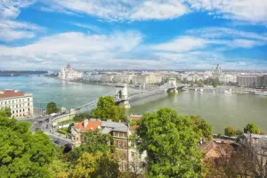 Ponte das Correntes une os lados Buda e Peste, um dos pontos turísticos da cidade