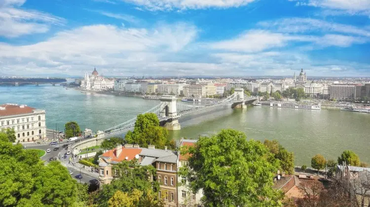 Ponte das Correntes une os lados Buda e Peste, um dos pontos turísticos da cidade