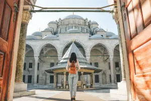 mulher turista entrando em mesquita de istambul