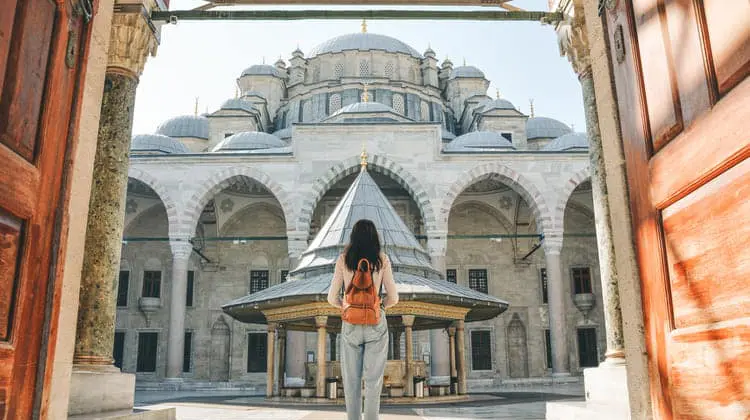 mulher turista entrando em mesquita de istambul