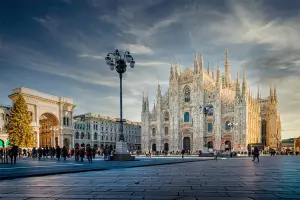Praça com o Duomo e a Galeria Vittorio Emanuele II, pontos turísticos de Milão