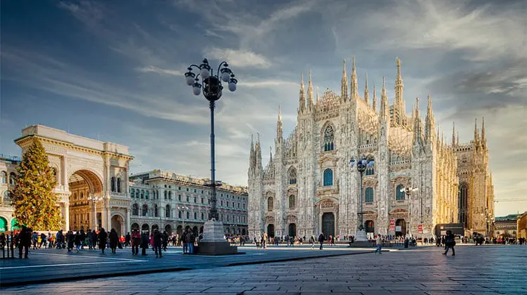 Praça com o Duomo e a Galeria Vittorio Emanuele II, pontos turísticos de Milão