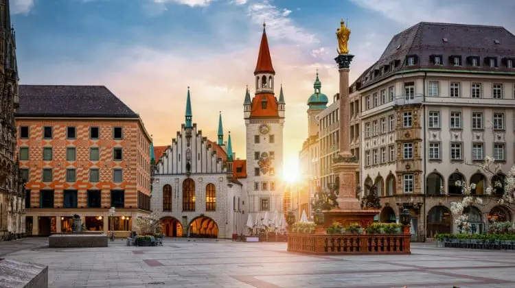 Marienplatz vazia, na cidade de Munique