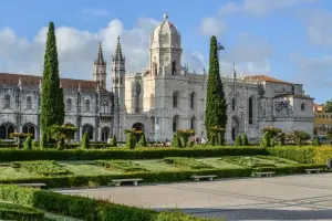 Mosteiro dos Jenrónimos é um dos principais pontos turísticos de Portgual.