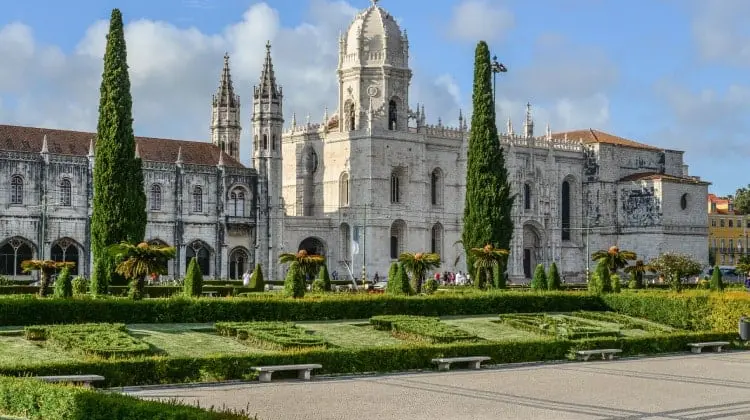 Mosteiro dos Jenrónimos é um dos principais pontos turísticos de Portgual.