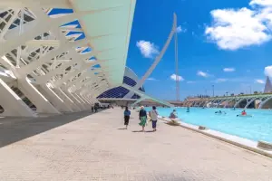 pessoas caminhando na cidade das artes e ciências de Valência, em dia de sol