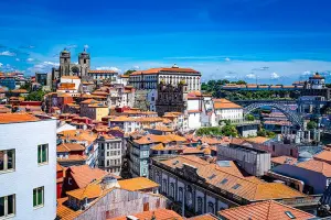 Paisagem urbana do Porto com pontos turísticos
