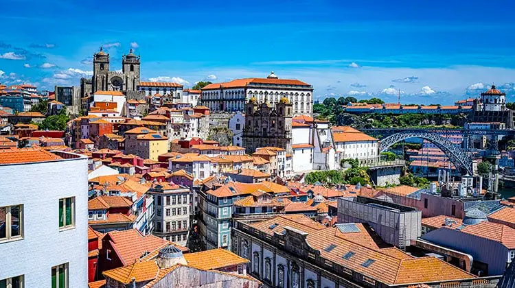 Paisagem urbana do Porto com pontos turísticos