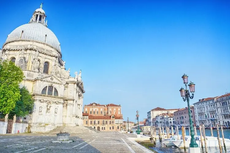 Basílica Santa Maria della Salute, um ponto turístico em Veneza.