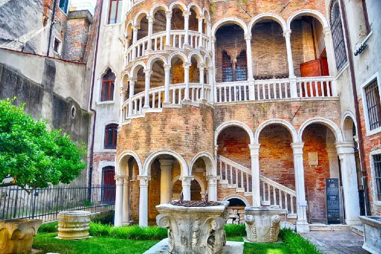 Parte da fachada do Palácio Contarini del Bovolo.