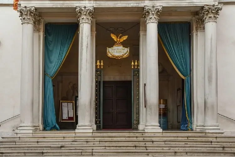 Escadaria e portões do Teatro La Fenice.