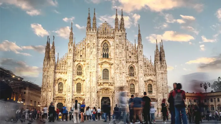Piazza Duomo, em Milão, Itália
