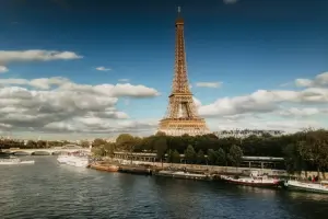Torre Eiffel é um dos pontos turísticos na Europa mais icônicos.