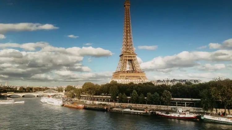 Torre Eiffel é um dos pontos turísticos na Europa mais icônicos.