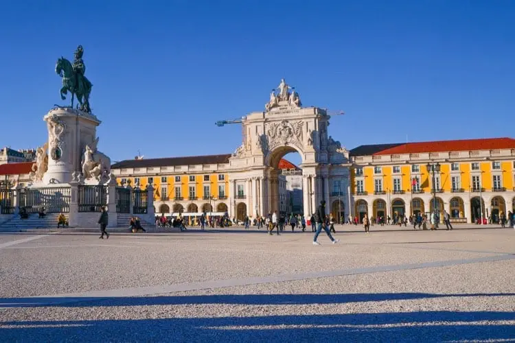 Imagem da Praça do Comércio em Lisboa, Portugal, em dia de sol