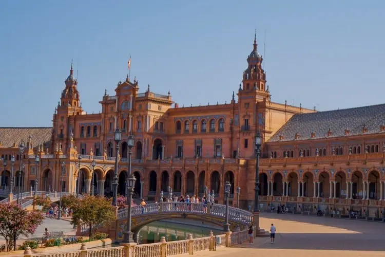 Imagem da Praça de Espanha, em Sevilha, em dia de sol