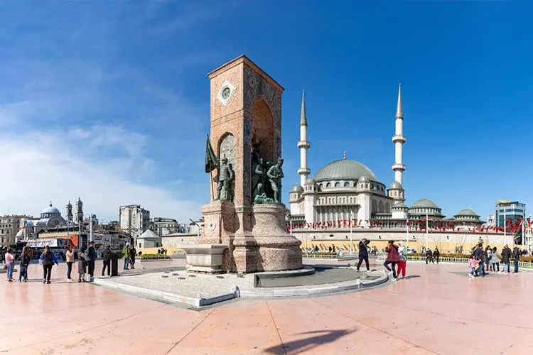 monumento central na praça Taksim