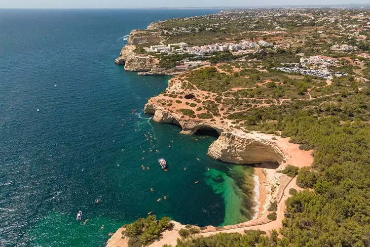 Praia de Benagil, em Faro, rodeada pelo mar e vegetação