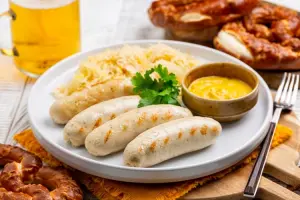 Refeição tradicional da Alemanha acompanhada de cerveja