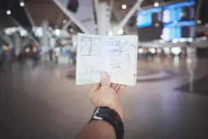 Mulher mostrando os carimbos em seu passaporte