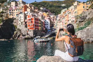 Turista visitando Cinque Terre, um dos destinos ideais para visitar na primeira viagem para a Europa