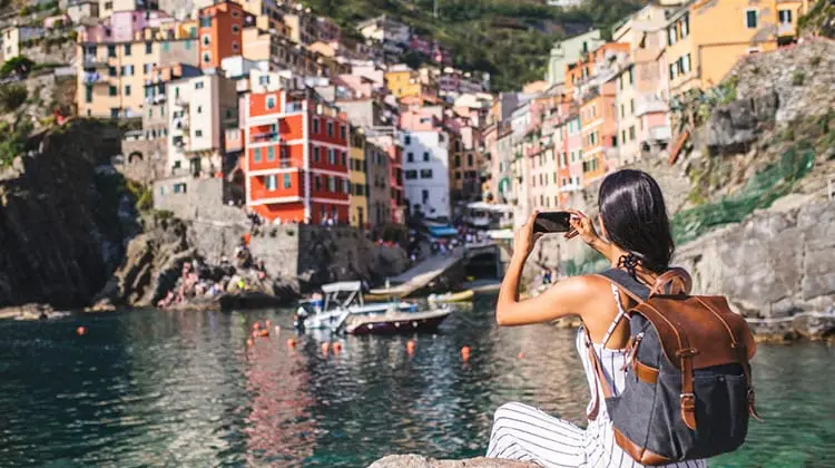 Turista visitando Cinque Terre, um dos destinos ideais para visitar na primeira viagem para a Europa