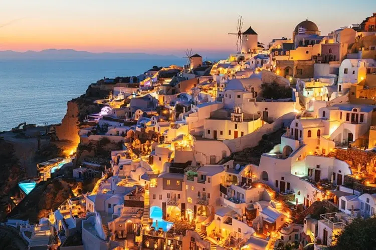 Vista da vila de Oia sob o Mar Egeu durante pôr do sol em Santorini.