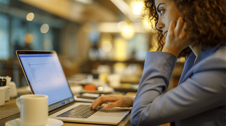 Mulher utilizando computador pessoal em uma sala vip