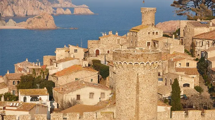 Tossa de Mar, na Costa Brava é um dos pueblos na Espanha a serem visitados