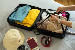 Mulher escolhendo quais roupas levar para um cruzeiro.