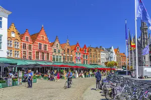 Turistas no centro histórico de Bruges