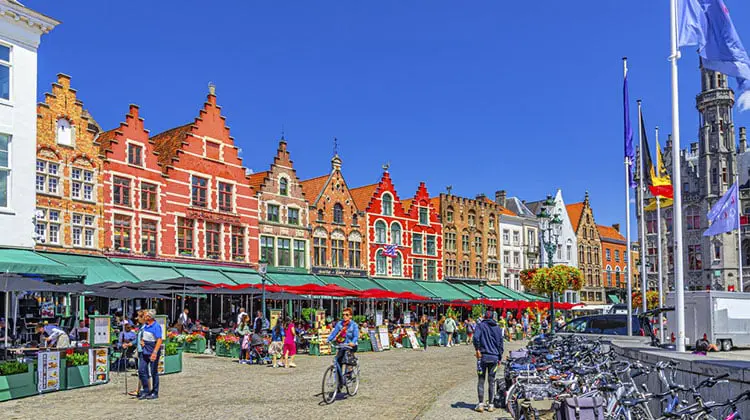 Turistas no centro histórico de Bruges