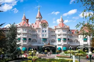 Disney Paris, em dia de céu limpo e ensolarado