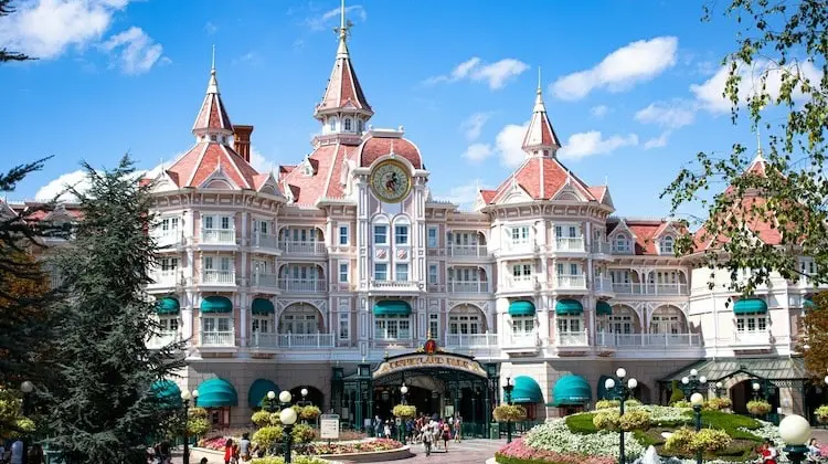 Disney Paris, em dia de céu limpo e ensolarado