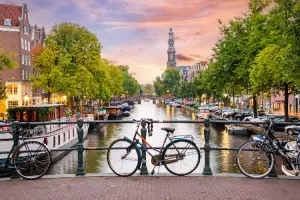 Vista de um dos canais de Amsterdam.