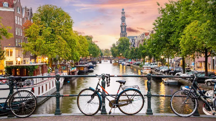 Vista de um dos canais de Amsterdam.