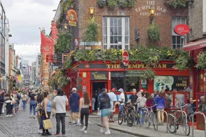 Movimento de turistas em frente ao Temple Bar, no centro de Dublin
