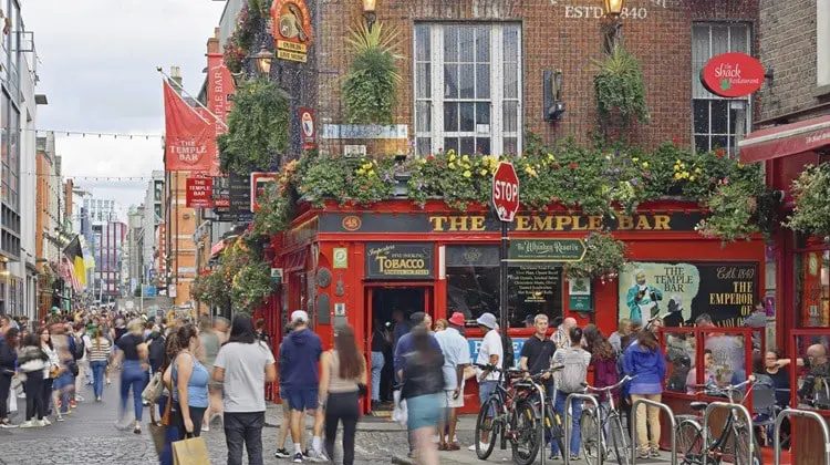 Movimento de turistas em frente ao Temple Bar, no centro de Dublin