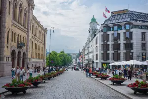 Rua em Oslo, capital da Noruega e uma das cidades mais caras do país