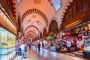 Corredor do grande bazar, onde vale calcular quanto custa viajar para Istambul