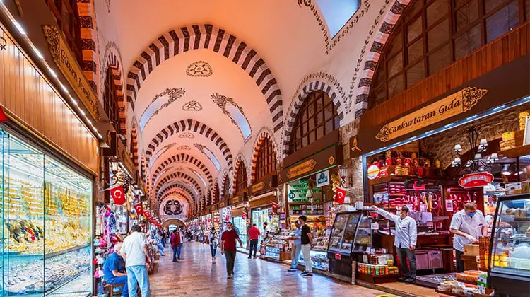 Corredor do grande bazar, onde vale calcular quanto custa viajar para Istambul