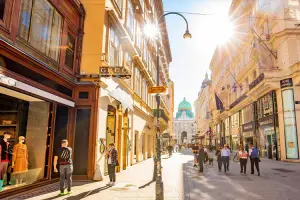 Pessoas caminham pela Kohlmarkt, famosa rua de lojas em Viena