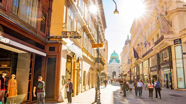 Pessoas caminham pela Kohlmarkt, famosa rua de lojas em Viena