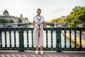 Mulher aproveitando a vista do Rio Sena, em Paris.