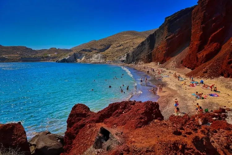 Vista aérea da Red Beach, em dia ensolarado em Santorini.