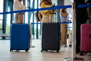 Fila de passageiros com malas