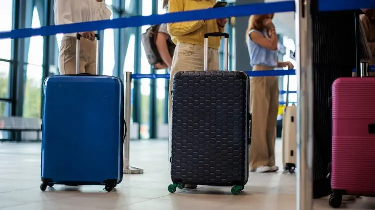 Fila de passageiros com malas